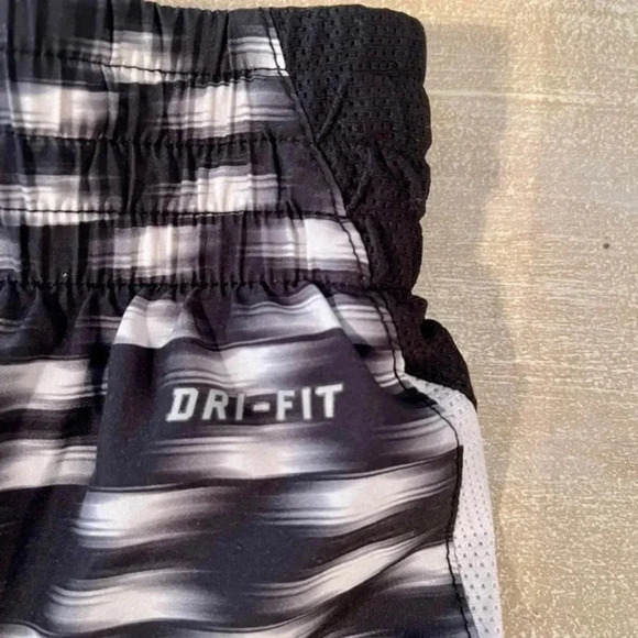 NIKE Dri-Fit running shorts
Size: medium - Picture 4 of 10
